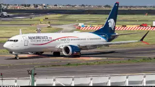 El avión de Aeroméxico con destino a Cancún aún permanece en la pista del Aeropuerto Internacional de la CDMX