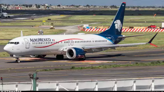 El avión de Aeroméxico con destino a Cancún aún permanece en la pista del Aeropuerto Internacional de la CDMX El avión de Aeroméxico con destino a Cancún aún permanece en la pista del Aeropuerto Internacional de la CDMX