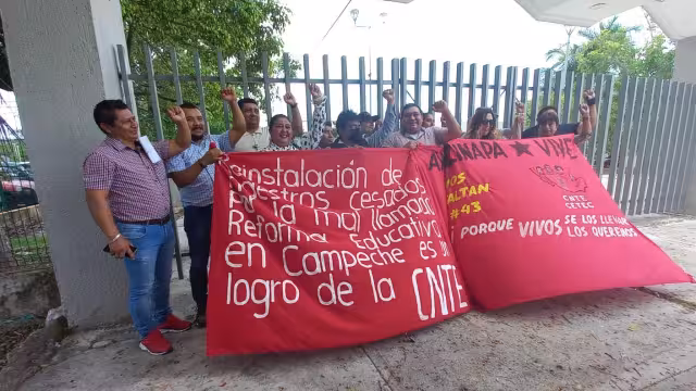 Los maestros fueron cesados por la reforma de Enrique Peña Nieto