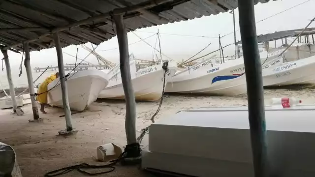 Los pescadores reparan sus redes y lanchas al no poder salir a pescar