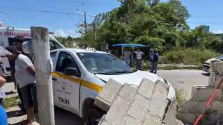 Taxista choca contra un motociclista y se estrella contra la barda de una casa en Chetumal