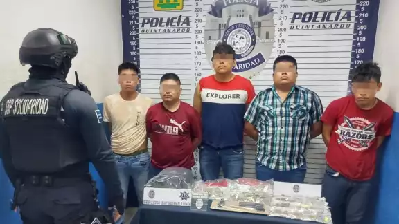 Elementos policiacos aseguraron un total de 60 envoltorios con lo que parece ser marihuana