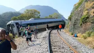 FGR investiga el descarrilamiento de tren del Corredor Interoceánico en Oaxaca que dejó 20 heridos