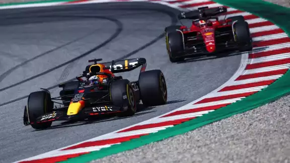 Sergio 'Checo' Pérez acabó debajo de Carlos Sainz y Charles Leclerc, pero su escudería ganó la Pole Position Sergio 'Checo' Pérez acabó debajo de Carlos Sainz y Charles Leclerc, pero su escudería ganó la Pole Position
