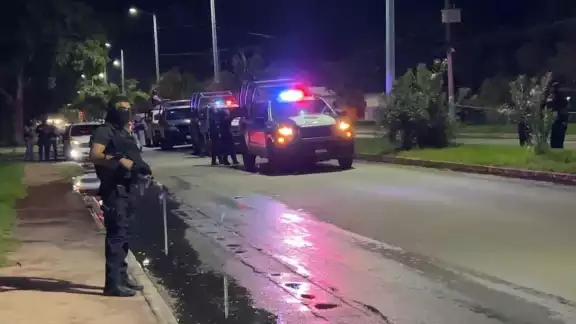 Tiran a sujeto de camioneta en movimiento en Cozumel; presenta huellas de tortura