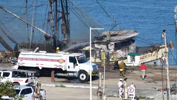 Trabajadores hacían labres de soldadura dentro de la nave cuando una chispa alcanzó combustible Trabajadores hacían labres de soldadura dentro de la nave cuando una chispa alcanzó combustible