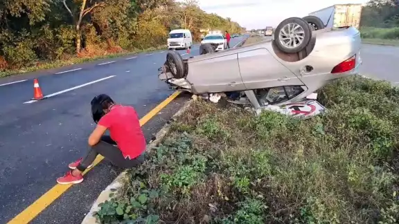 Automóvil termina volcado en la carretera Mérida - Valladolid Automóvil termina volcado en la carretera Mérida - Valladolid