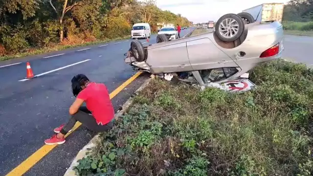 Automóvil termina volcado en la carretera Mérida - Valladolid
