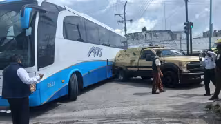 Camioneta de valores impacta autobús en Justo Sierra; daños materiales y caos vial