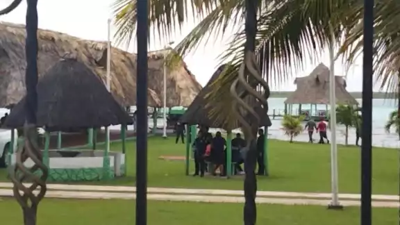 La Sedena no ha emitido datos sobre el elemento que perdió la vida en la Laguna de Bacalar, mientras el Semefo trasladó el cuerpo a la morgue de la ciudad La Sedena no ha emitido datos sobre el elemento que perdió la vida en la Laguna de Bacalar, mientras el Semefo trasladó el cuerpo a la morgue de la ciudad