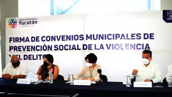 Los presidentes de los 10 municipios estuvieron presentes junto con la Secretaria General de Gobierno de Yucatán. Foto: Cortesía