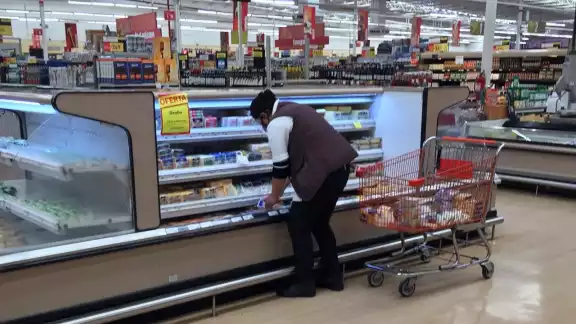 Los productos que se retiraron de los aparadores y neveras de los supermercados: Foto: José Ramos. Los productos que se retiraron de los aparadores y neveras de los supermercados: Foto: José Ramos.