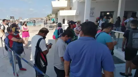 Ciudadanos recalcaron que los servicios de la terminal marítima están rebasados, principalmente en la temporada alta