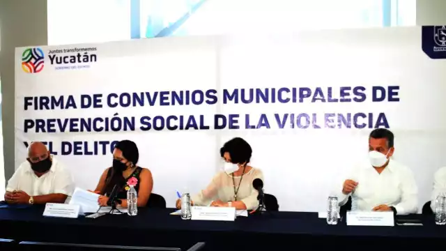 Los presidentes de los 10 municipios estuvieron presentes junto con la Secretaria General de Gobierno de Yucatán. Foto: Cortesía