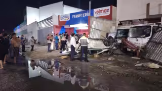 Taxi vuelca en la Región 233 de Cancún; derriba un poste y daña dos camionetas