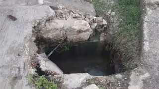 Obras Públicas ignora reportes ciudadanos sobre banqueta dañada en Escárcega