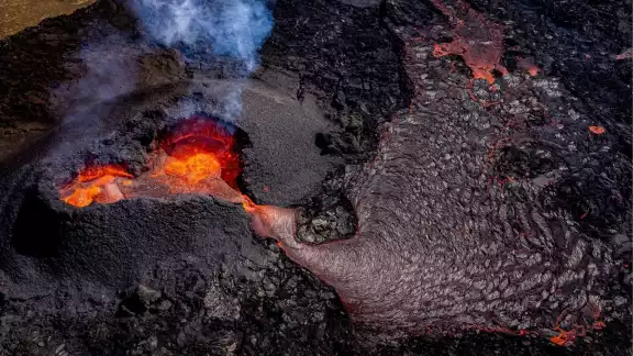 Miles de habitantes de Islandia evacúan la ciudad ante amenaza de erupción volcánica