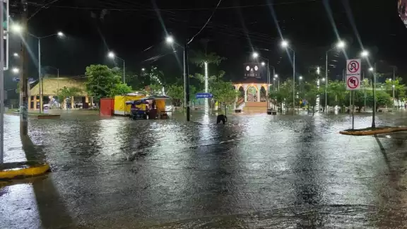 El agua rebasó en nivel del empaquetado de las calles y se metió al parque principal El agua rebasó en nivel del empaquetado de las calles y se metió al parque principal