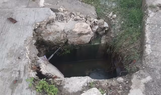 Colonos advierten riesgo de accidentes por banqueta destruida en la 10 de Mayo