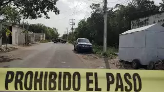 El cuerpo hallado en la Región 255 de Cancún fue llevado hacia el Semefo de la ciudad, donde se establecerán las causas de la muerte del hombre