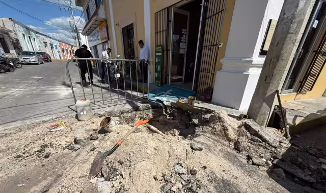 SMAPACH realiza correctivos tras ruptura de tubería en la calle 25