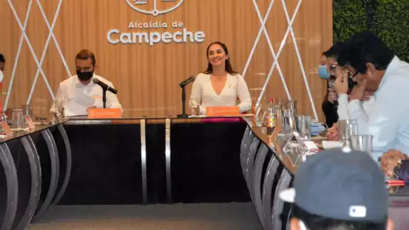 La presidenta municipal de Campeche encabezó la sesión extraordinaria La presidenta municipal de Campeche encabezó la sesión extraordinaria