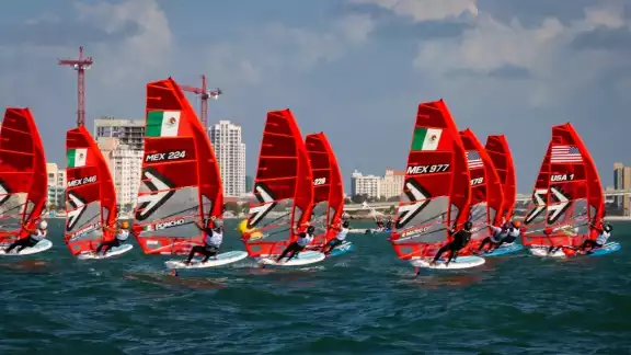 La olímpica de Cozumel a bordo del barco MEX-9, obtuvo el primer lugar en la división de damas La olímpica de Cozumel a bordo del barco MEX-9, obtuvo el primer lugar en la división de damas