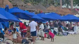 En los arenales se observaron familias completas, grupos de amigos, parejas e incluso bañistas solitarios