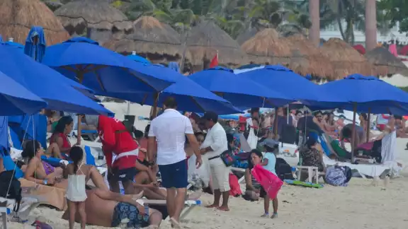 En los arenales se observaron familias completas, grupos de amigos, parejas e incluso bañistas solitarios En los arenales se observaron familias completas, grupos de amigos, parejas e incluso bañistas solitarios