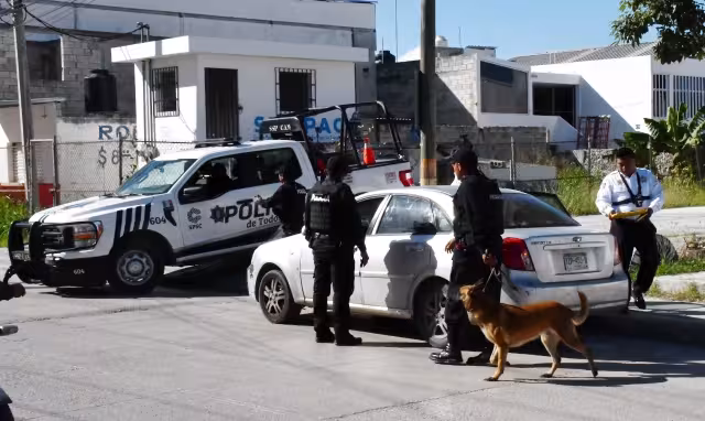 El hombre fue detenido luego de encontrarse en posesión de drogas al interior de su vehículo
