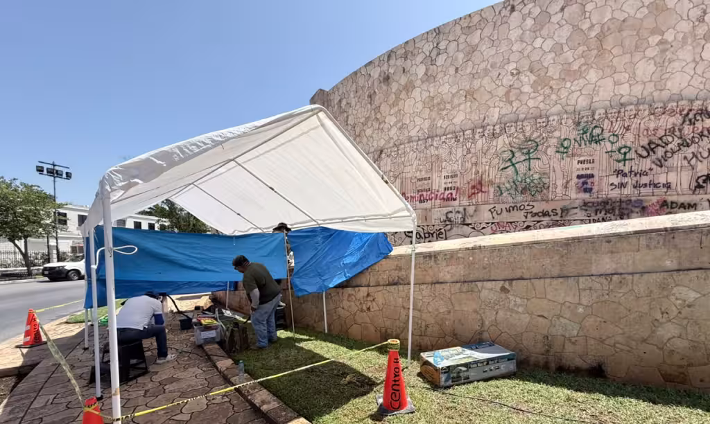Mérida inicia la restauración del Monumento a la Patria tras las pintas de marzo