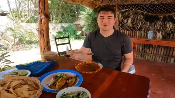 El joven estadounidense decidió pasar una semana en este pueblo para practicar su español y maya El joven estadounidense decidió pasar una semana en este pueblo para practicar su español y maya