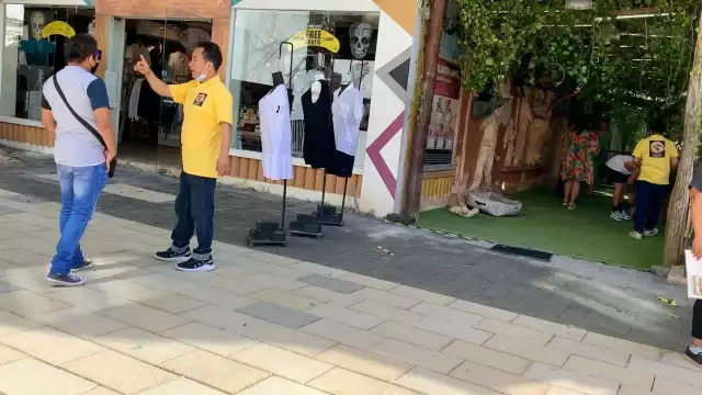 Empleados toman fotografías a los turistas con los animales