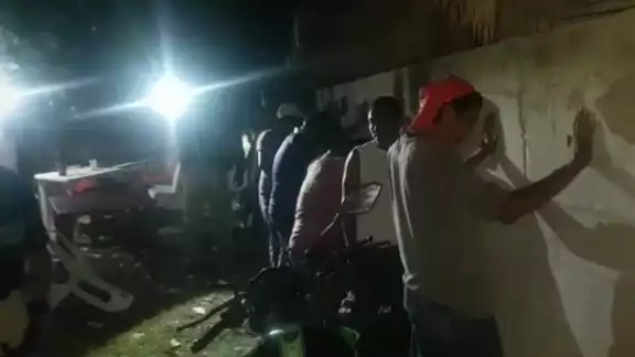 Los hombres fueron asegurados con una caja de alcohol Los hombres fueron asegurados con una caja de alcohol