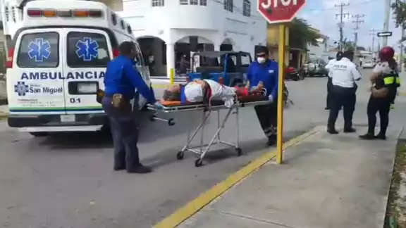 La mujer fue llevada a un hospital privado de Cozumel, cuyos gastos los cubrirá el conductor del automóvil Jeep La mujer fue llevada a un hospital privado de Cozumel, cuyos gastos los cubrirá el conductor del automóvil Jeep