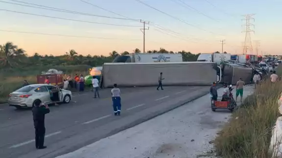 El tráiler bloqueó la carretera Sabancuy-Isla Aguada por un lapso de tres horas El tráiler bloqueó la carretera Sabancuy-Isla Aguada por un lapso de tres horas