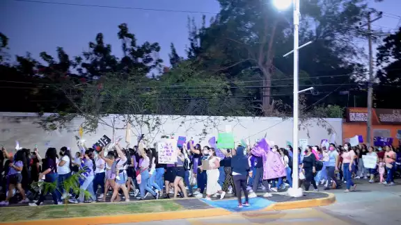 Más de 500 mujeres se reunieron para marchar Más de 500 mujeres se reunieron para marchar