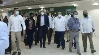 El embajador estadounidense llegando al aeropuerto de Yucatán