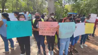 Los manestros salieron con pancartas para denunciar diversas irregularidades en la Universidad Intercultural Maya de Quintana Roo