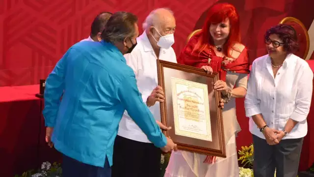 El pintor fue premiado por el gobierno del estado