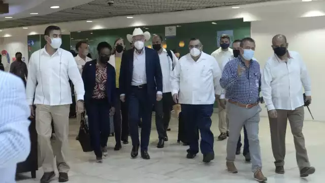 El embajador estadounidense llegando al aeropuerto de Yucatán