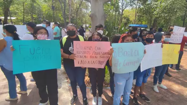 Los manestros salieron con pancartas para denunciar diversas irregularidades en la Universidad Intercultural Maya de Quintana Roo