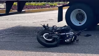 Accidente en Glorieta de Carmen: camioneta de reparto impacta motocicleta