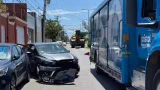 Choque entre camión y automóvil provoca caos vial en Campeche