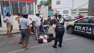 Del impacto, el conductor de la moto cayó al pavimento sin poder moverse debido a los golpes que sufrió