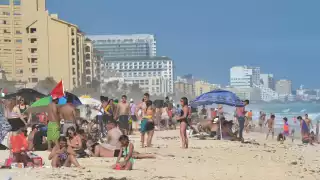 Olvidaron las medidas sanitarias por el COVID-19 y nadaron en playas cancunenses