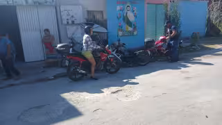Motociclista derrapa por bache en la colonia Morelos; vecinos denuncian abandono en Escárcega