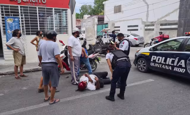 Del impacto, el conductor de la moto cayó al pavimento sin poder moverse debido a los golpes que sufrió