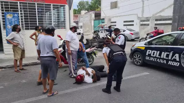 Del impacto, el conductor de la moto cayó al pavimento sin poder moverse debido a los golpes que sufrió
