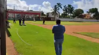 Abuelito muere en un campo de béisbol en Cancún
